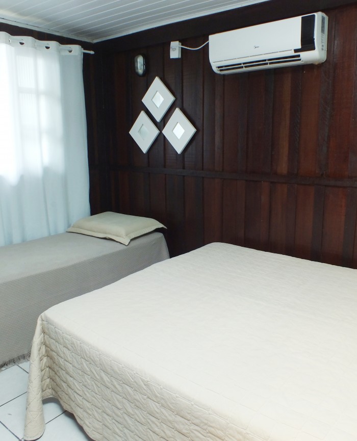 suíte standard externa I com cama de solteiro cama de casal, ar condicionado, tv LED e frigobar